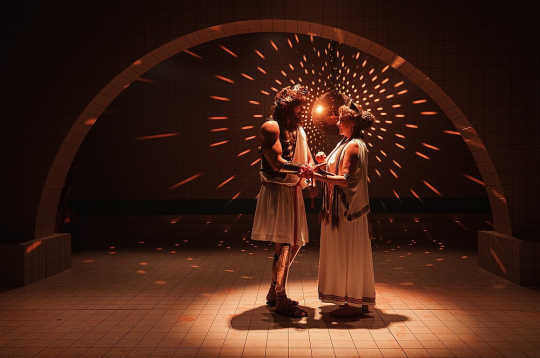 Skats no Valmieras teātra izrādes "Mēdeja".