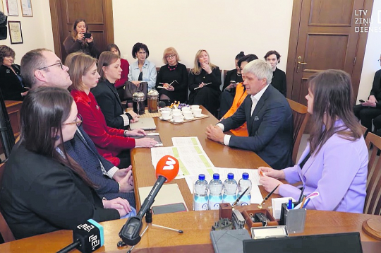 Kultūras ministres Agneses Lāces (trešā no kreisās) 7. janvāra tikšanās ar Rēzeknes domes priekšsēdētāju Aleksandru Bartaševiču (otrais no labās) beidzās ar diezgan skarbiem izteikumiem no abām pusēm.