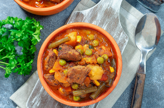 Gaļas un dārzeņu sautējums.