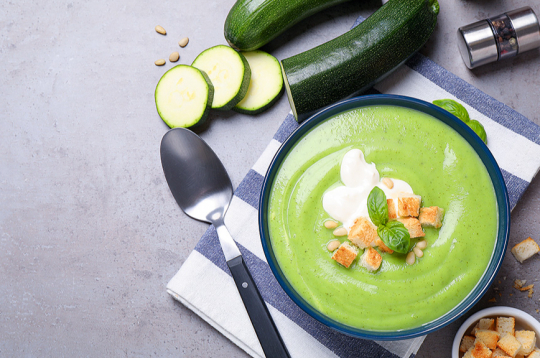 Maigā cukīni krēmzupa.