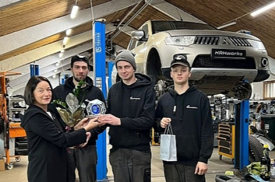 Smiltenes novada Apes uzņēmuma SIA "KRK Works" autoserviss labprāt ņemot darbā jauniešus. Uzņēmuma ieguldījumu darbinieku apmācībā pirms pāris gadiem arī novērtējusi Smiltenes novada pašvaldība un konkursā "Gada balva uzņēmējdarbībā" piešķīrusi balvu kategorijā "Ieguldījums vietējā kopienā". To pasniedza Smiltenes novada pašvaldības domes priekšsēdētāja vietniece Astrīda Harju uzņēmuma īpašniekam Kristapam Raipalim (otrais no labās).