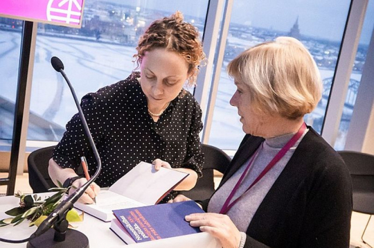 Vēsturniece Una Bergmane (no kreisās) grāmatas "Nenoteiktības politika: ASV, Baltijas jautājums un Padomju Savienības sabrukums" atvēršanā sniedz autogrāfus. Vēsturniece Una Bergmane (no kreisās) grāmatas "Nenoteiktības politika: ASV, Baltijas jautājums un Padomju Savienības sabrukums" atvēršanā sniedz autogrāfus.