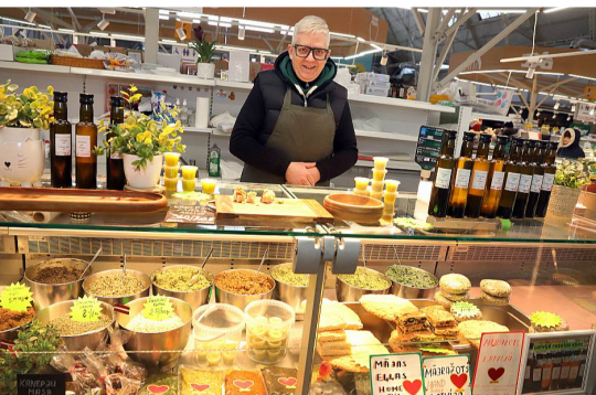 Nomas maksas kāpums mājražotāju Raimondu Kalniņu pārcēlis uz mazāku tirdzniecības platību.