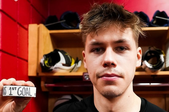 Sandis Vilmanis atrāda ripu, ar kuru guva savus pirmos NHL vārtus.