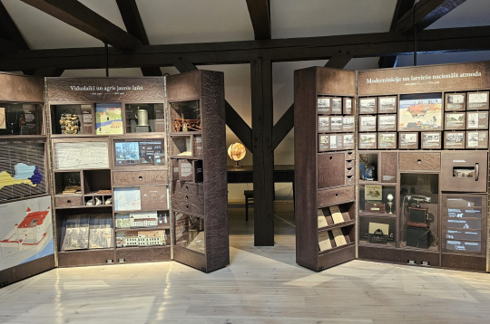 Latvijas Nacionālā vēstures muzeja nodarbību telpā "Izziņas bēniņi" Rīgas pilī ir iespēja satikties ar Latvijas vēsturi no 12 000 gadu senatnes līdz mūsdienām un izpētīt to – skatoties, klausoties, lasot, darbojoties. Latvijas Nacionālā vēstures muzeja nodarbību telpā "Izziņas bēniņi" Rīgas pilī ir iespēja satikties ar Latvijas vēsturi no 12 000 gadu senatnes līdz mūsdienām un izpētīt to – skatoties, klausoties, lasot, darbojoties.