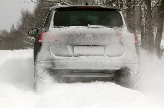 Automašīna uz sniegota ceļa. Automašīna uz sniegota ceļa.