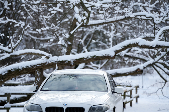 BMW automašīna ziemā.