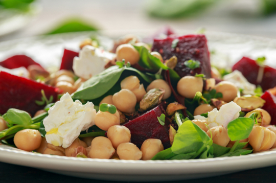 Biešu un turku zirņu salāti.