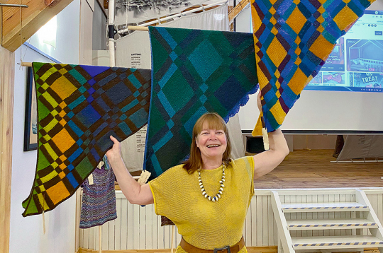 Anitra Tooma adīt iemācījusies pašmācības ceļā, bērnībā dzīvojoties pie vecmāmiņas laukos.