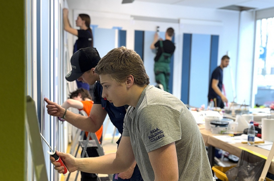 jauno profesionāļu meistarības konkursa "Skills Latvia 2026" pusfināla dalībnieki sacenšas krāsošanas un dekoratīvās apdares prasmēs. jauno profesionāļu meistarības konkursa "Skills Latvia 2026" pusfināla dalībnieki sacenšas krāsošanas un dekoratīvās apdares prasmēs.