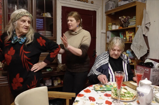 Magone mēģina izšķirt draudzeņu kašķi.