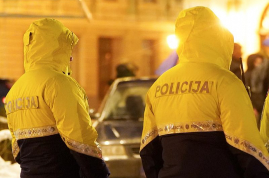 Valsts policijas darbinieki par kolēģes iespējamiem koruptīvajiem noziegumiem uzzināja un informāciju nodeva Iekšējās drošības birojam.