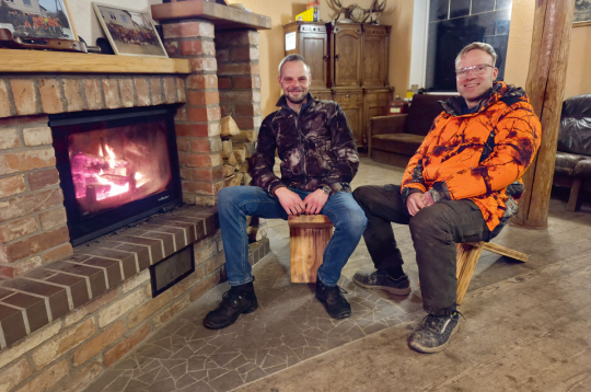 Medību vadītāji Sandris Višķers (no kreisās) un Reinis Picka.