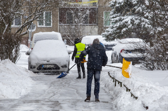 Cilvēki tīra sniegu. Cilvēki tīra sniegu.