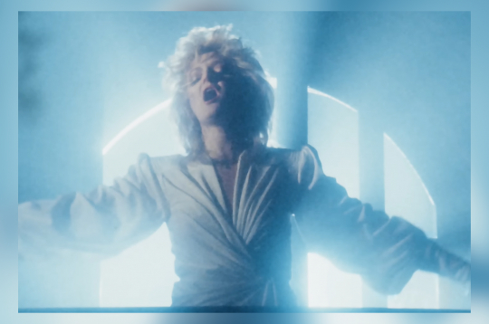 Ekrānuzņēmums no dziesmas "Total eclipse of the heart".