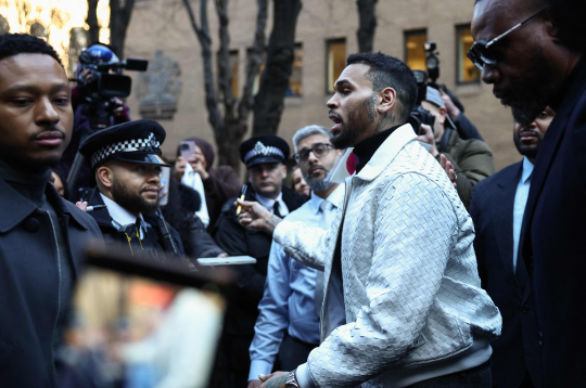 Kriss Brauns ierodas Londonas tiesā.