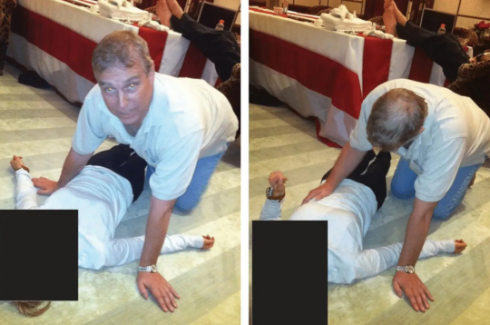 Epstīna dokumentos publicētas fotogrāfijas, kurās redzams princis Endrjū kompromitējošā situācijā kopā ar sievieti. Epstīna dokumentos publicētas fotogrāfijas, kurās redzams princis Endrjū kompromitējošā situācijā kopā ar sievieti.