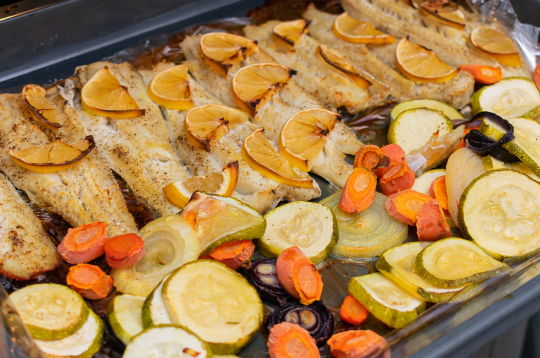 Cepeškrāsnī ceptas reņģu filejas ar garšaugiem un dārzeņiem.