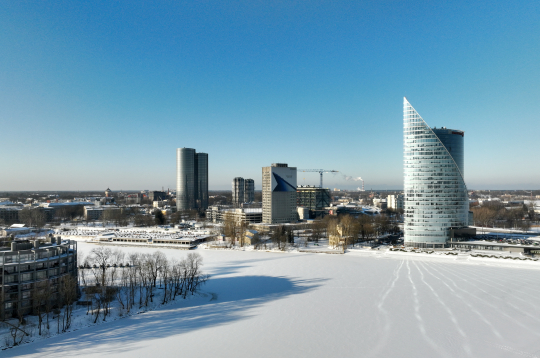 Skats uz daudzfunkcionālo kompleksu "Zunda Towers", "Preses namu" un "Swedbank" centrālo ēku.