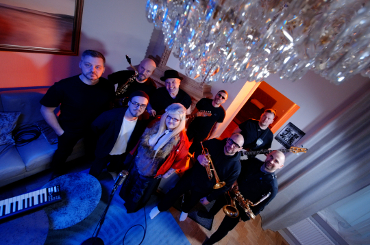 Grupa "Very cool people" kopā ar Zebreni un Danielu Masi.