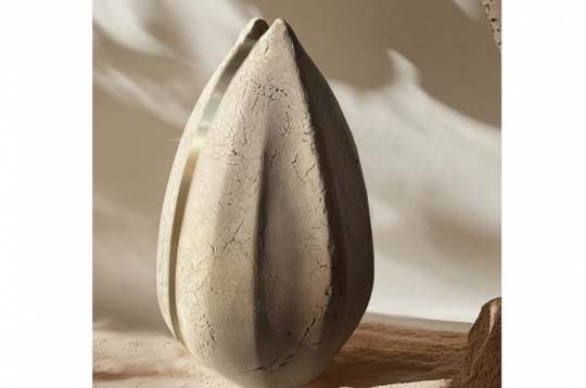 Uzņēmums "Turn Urn" radījis bioloğiski noārdāmu kremācijas urnu, kas pēc ierakšanas zemē sadalās un kopā ar aizgājēja pelniem bagātina augsni – tas palīdz izaugt jebkuram augam, kas par piemiņu tiek iestādīts virs tās.