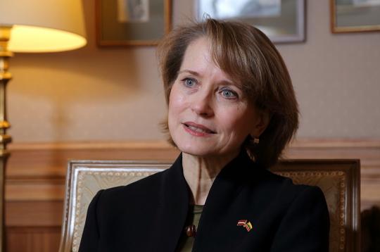 Solveiga Silkalna: "Lietuvieši ir ļoti enerģiski, mazāk baidās no riska un kļūdīties. Latvieši turpretī ir pazīstami ar ilgāku nomērīšanu pirms griešanas."