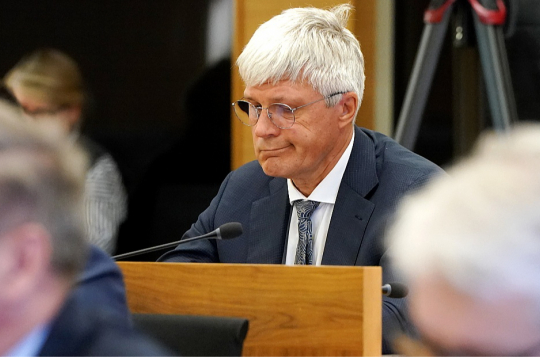 Rēzeknes domes priekšsēdētājs Aleksandrs Bartaševičs bez speciālās atļaujas pieejai valsts noslēpumam nevar pildīt mēra amata pienākumus. Rēzeknes domes priekšsēdētājs Aleksandrs Bartaševičs bez speciālās atļaujas pieejai valsts noslēpumam nevar pildīt mēra amata pienākumus.