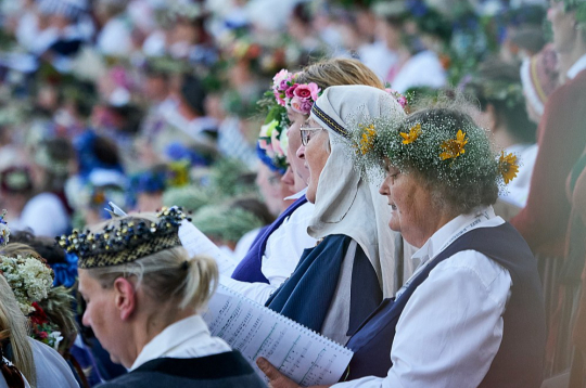 Kori grib dziedāt, grib svētkus, bet visi piekrīt, ka to vajadzētu darīt emocionāli pacilātā stāvoklī, nevis konfliktsituācijā... Attēlā: Dziesmu svētku dalībnieki Lielajā estrādē 2023. gadā.