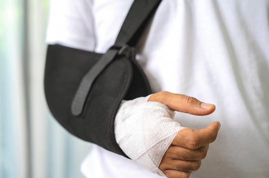 To, vai lauztajai ekstremitātei nepieciešama operācija, ģipsis vai varēs iztikt ar ortozi, izvērtē ārsts.