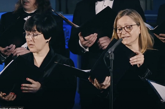 Laikmetīgajā skaņumākslā trenētie Latvijas Radio kora mākslinieki sniedza iedvesmojošu partitūras lasījumu.