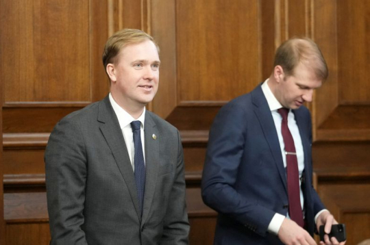 Ekonomikas ministrs Viktors Valainis (no kreisās) un klimata un enerģētikas ministrs Kaspars Melnis.