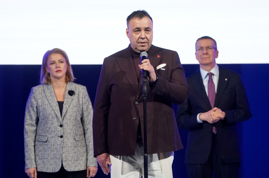 Ministru prezidente Evika Siliņa, Latvijas Olimpiskās komitejas prezidents Raimonds Lazdiņš un Valsts prezidents Edgars Rinkēvičs piedalās pasākumā Latvijas Nacionālajā teātrī, kurā paziņo Latvijas delegācijas karognesējus Milānas-Kortīnas olimpiskajās spēlēs. Ministru prezidente Evika Siliņa, Latvijas Olimpiskās komitejas prezidents Raimonds Lazdiņš un Valsts prezidents Edgars Rinkēvičs piedalās pasākumā Latvijas Nacionālajā teātrī, kurā paziņo Latvijas delegācijas karognesējus Milānas-Kortīnas olimpiskajās spēlēs.