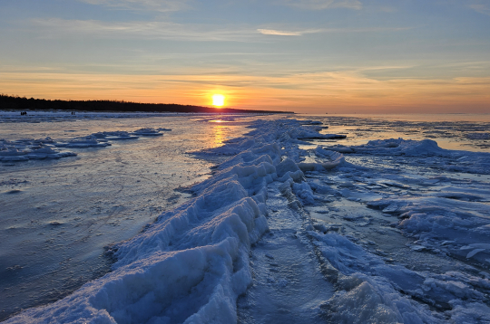 Rīgas jūras līcis pie Vecāķiem ziemā.