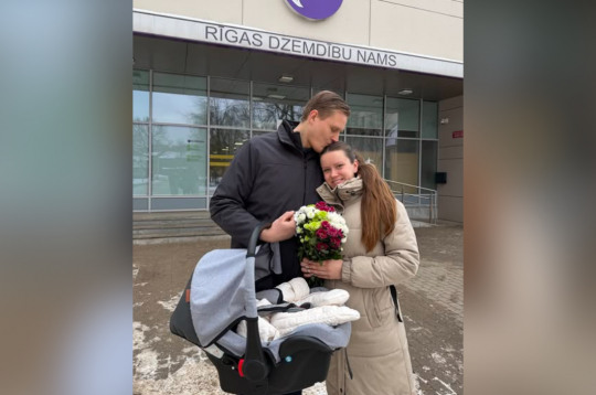 Jānis Dombrava ar sievu Anniju Evitu Asmini-Dombravu pie Rīgas Dzemdību nama.