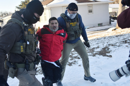 Minesotas štatā ASV Imigrācijas un muitas kontroles dienesta aģenti aiztur vīrieti. ASV prezidenta Donalda Trampa valdība vēlas īstenot masveida nelegālo imigrantu deportācijas, taču ICE aģentu darba metodes izraisījušas asu kritiku, arī no ASV pilsoņu puses.