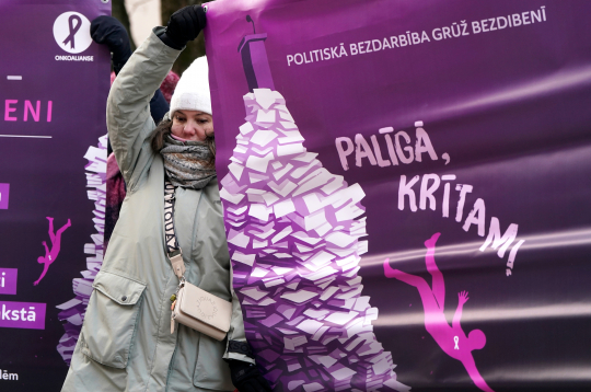 Pasaules vēža dienā Latvijas onkoloģijas pacientu organizāciju apvienība "Onkoalianse" pie Saeimas ēkas rīko akciju "Neatstājiet vēža pacientus bez zālēm!".