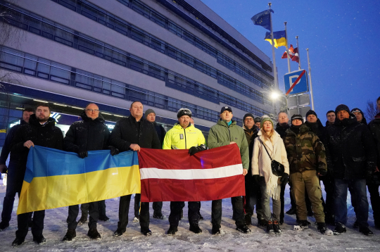 Pasākums pie Valsts policijas ēkas, kur uz Ukrainu tiek pavadīts palīdzības konvojs.