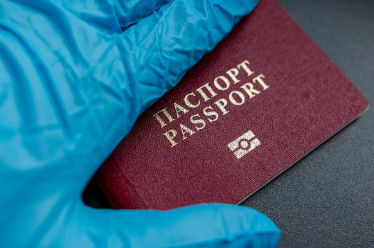 Visiem Latvijā dzīvojošajiem cilvēkiem ir iespēja naturalizēties un kļūt par Latvijas pilsoņiem, un atsacīties no Krievijas un Baltkrievijas pilsonības.