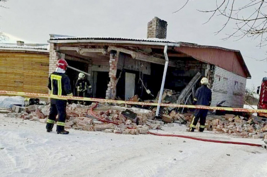 Pēc sprādziena sabrukusi vienstāva ēkas daļa.