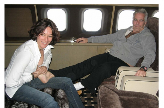 Džefrijs Epstīns ar savu galveno sabiedroto Žisleinu Maksvelu viņa privātajā lidmašīnā. Šo fotogrāfiju, kuras uzņemšanas datums nav zināms, FIB atrada reida laikā Epstīna savrupmājā. Tā tika pievienota pierādījumiem 2021. gadā, kad tiesāja Žisleinu Maksvelu.