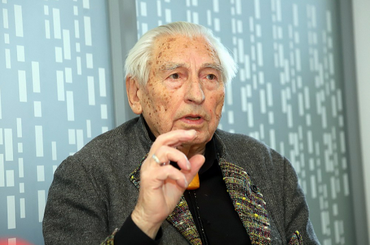 Ēriks Hānbergs: "Mūsu un arī lielākās daļas kolēģu preses izdevumos pamatprincips bija publicēt visus viedokļus, lai nekas nepaliktu aiz kadra. Tas vairoja uzticēšanos, jo lasītāji uzzināja visus viedokļus."