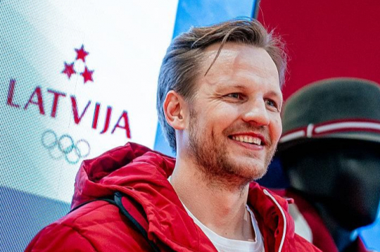 Ralfs Freibergs pirms savām trešajām olimpiskajām spēlēm iejuties modeļa ādā, demonstrējot Latvijas olimpiskās komandas sporta un brīvā laika apģērbu.