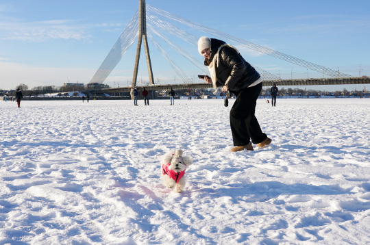 Cilvēki uz Daugavas ledus.