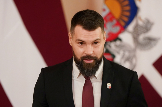 Latvijas delegācijas vecākais sportists, hokeja izlases kapteinis
Kaspars Daugaviņš (37) var lepoties ne tikai ar hokeja trofejām,
bet arī pērn saņemto Triju Zvaigžņu ordeni. Viņš un Dženifera
Ģērmane ir Latvijas karognesēji olimpisko spēļu atklāšanā.