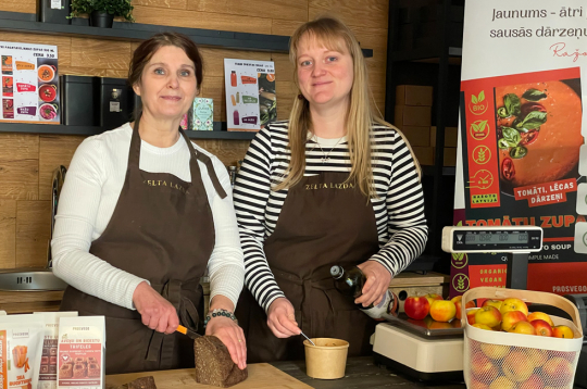 No “Prosvego” zīmola produktiem ātri un vienkārši var pagatavot
sātīgu un veselīgu maltīti – ar karstu ūdeni aplej vienu no
zupu sagatavēm un patur ap 15 min termosā, klāt uzēd bezglutēna maizi. Attēlā: produktu autore kopā ar veikala “Zelta lazda” jauno darbinieci ķērušās pie pusdienu gatavošana.