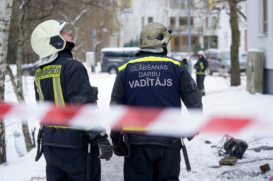 Valsts ugunsdzēsības dienesta apkopotā statistika liecina, ka dzīvojamās mājās pērn notikuši 1527 ugunsgrēki. Biežākie iemesli: neuzmanīga rīcība ar uguni (59,3%), nepareiza un bojātu elektroierīču lietošana (24,8%), nepareiza vai bojātu apkures ierīču lietošana (12,4%).