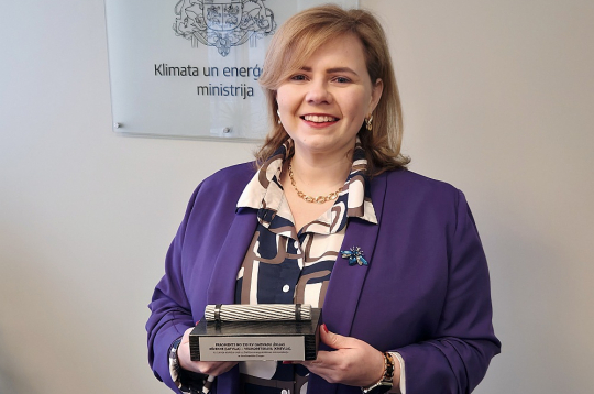 Klimata un enerģētikas ministrijas valsts sekretāra vietniece enerģētikas politikas jautājumos Līga Rozentāle: "No drošības viedokļa, atslēdzoties no BRELL, mēs neesam neko zaudējuši, drīzāk pat ieguvuši – gatavojoties atslēgšanai, Latvijā veikta virkne elektrotīkla modernizācijas darbu."