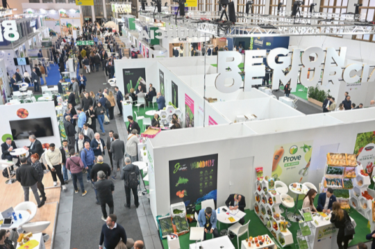 Triju dienu izstādē, kas iekārtota 26 zālēs, piedalās vairāk nekā 2500 dalībnieku no vairāk nekā 90 valstīm, kā arī industrijas eksperti no vairāk nekā 145 pasaules valstīm.