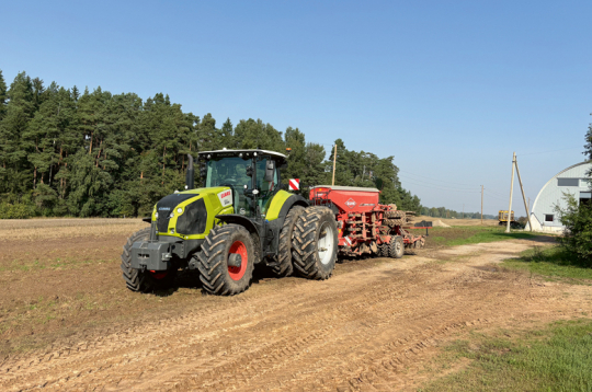 Traktors uz lauka. Ilustratīvs attēls. Traktors uz lauka. Ilustratīvs attēls.