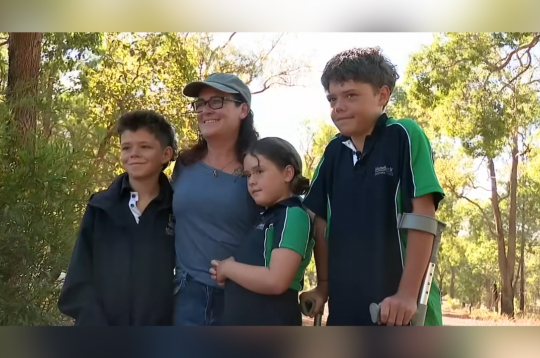 Ostins Apelbijs (no labās) un viņa ģimene.